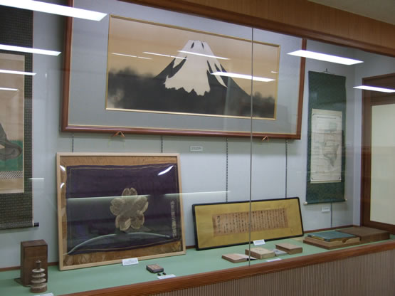 校史展示室,横山大観の富士などの展示品